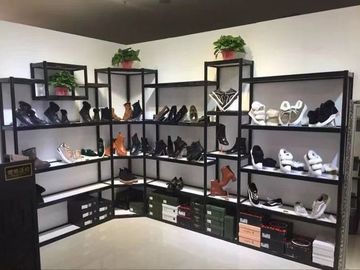الصين رفوف الأحذية المعدنية شعبية بسيطة التجزئة حامل عرض تصميم حسب الطلب المزود